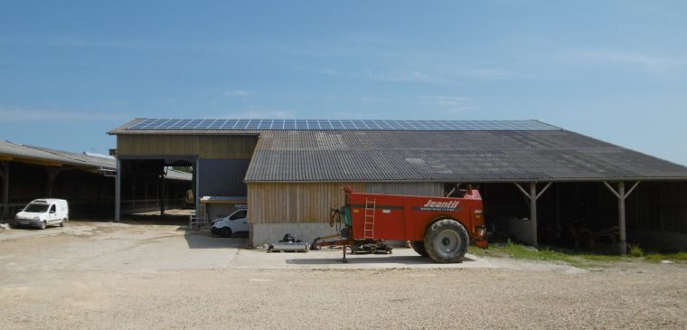 photo d'une grange avec un tracteur