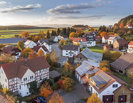 photo d'un village avec des maisons qui ont des panneaux solaires sur leurs toits