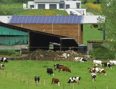 photo d'une grange avec des panneaux