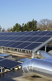 panneaux solaires sur un bâtiment