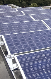 Panneaux solaires sur toit plat