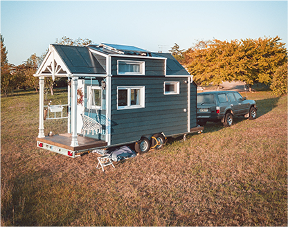 tiny house dans un champs