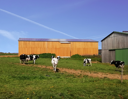 une grange avec des panneaux solaires pour séchage de fourrage