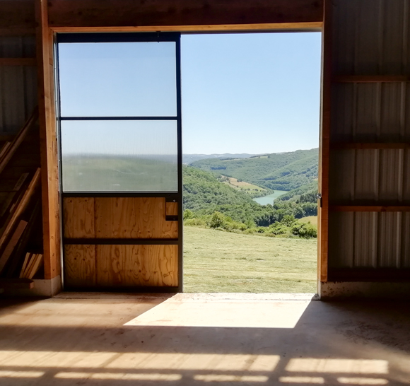 vue de la vallée d'Aubrac depuis le séchoir en grange